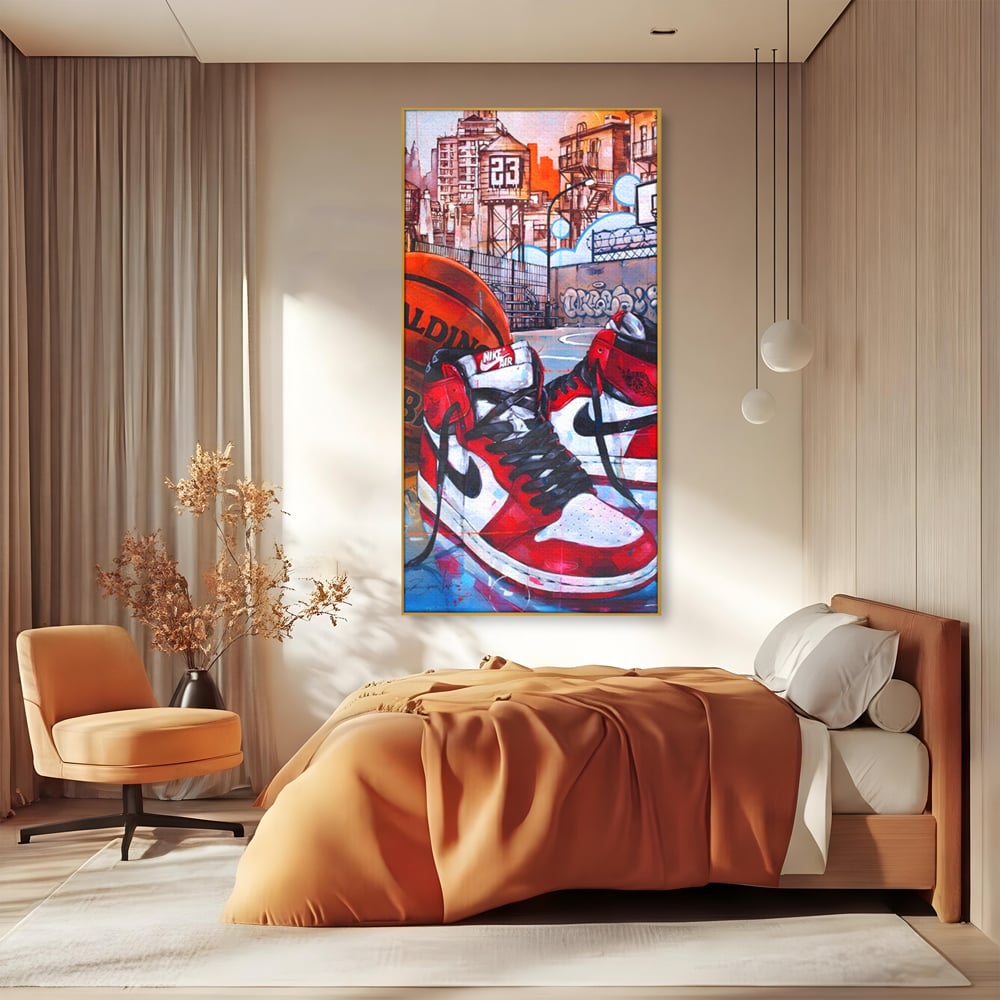 Tablou canvas cu tablou canvas cu adidasi si baschet, in rama de aluminiu auriu, pe perete intr-un dormitor